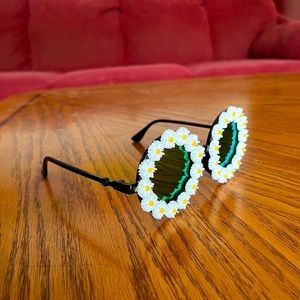 Round daisy sunglasses